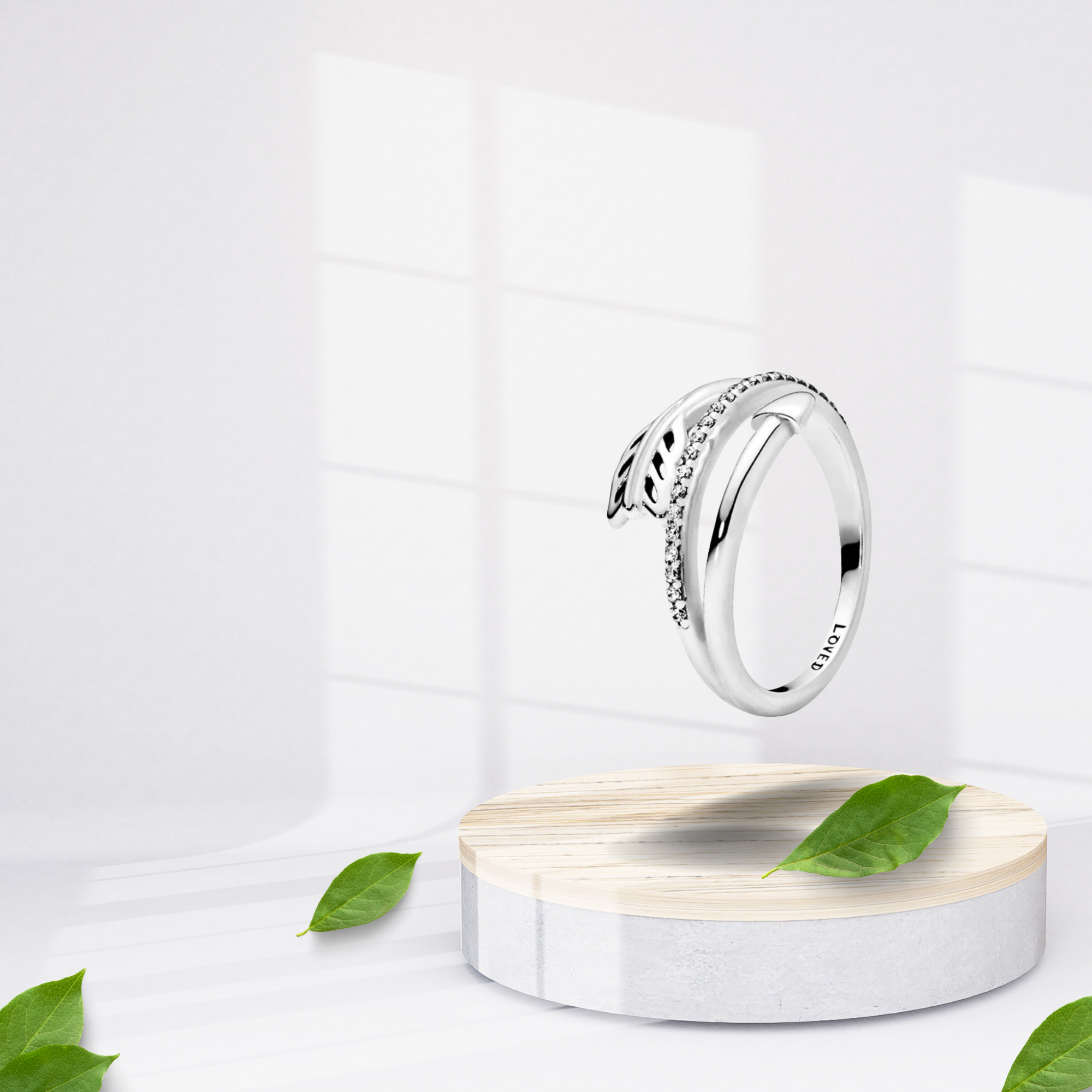 Anillo Abierto con Diseño de Hoja y Piedras Brillantes en Plata de Ley 925 para Mujer
