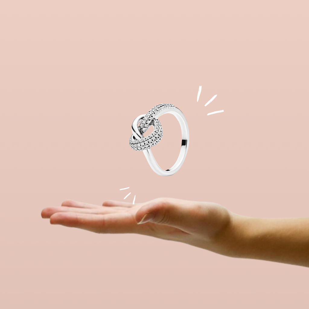 Anillo con Diseño de Nudo de Unión y Piedra Brillante en Plata de Ley 925 para Mujer