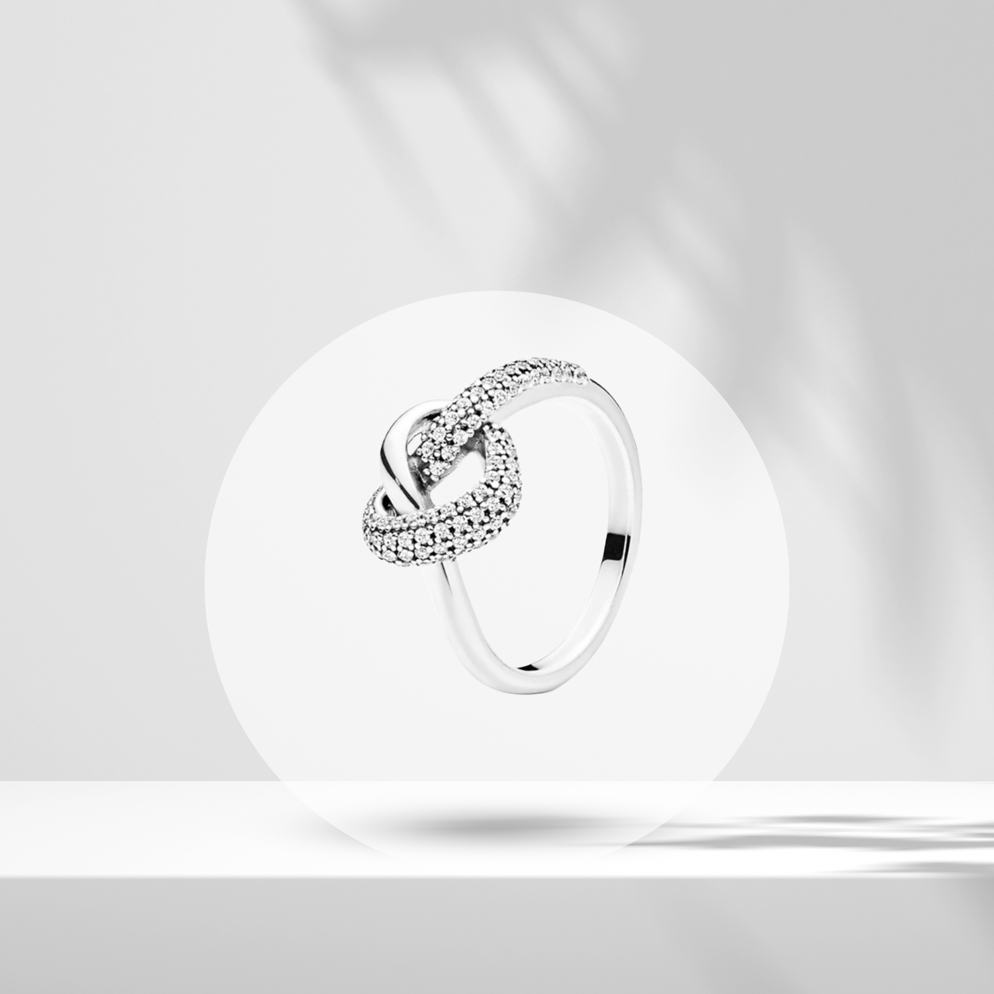 Anillo con Diseño de Nudo de Unión y Piedra Brillante en Plata de Ley 925 para Mujer