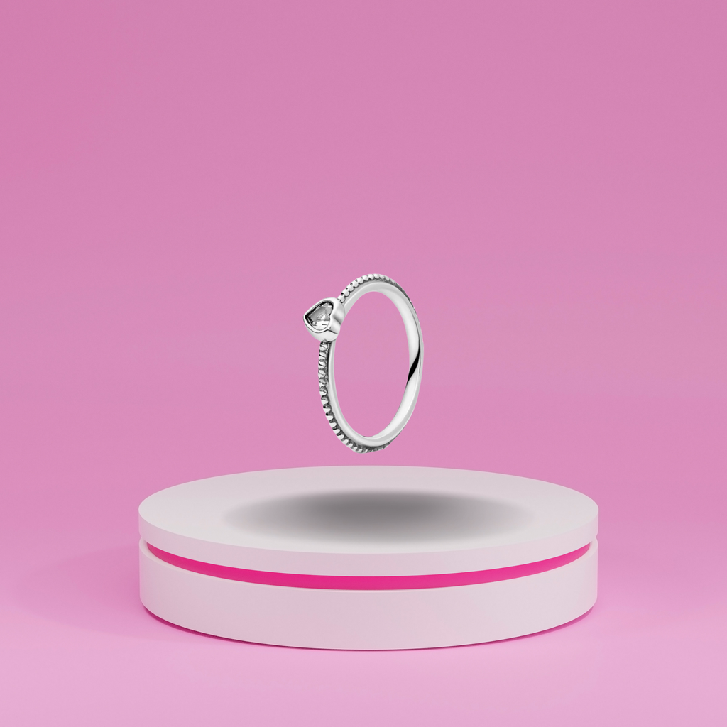 Anillo de Banda Delicada con Corazón Transparente en Plata de Ley 925 para Mujer