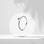 Anillo de Banda Delicada con Corazón Transparente en Plata de Ley 925 para Mujer