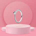 Anillo de Banda Delicada con Corazón Transparente en Plata de Ley 925 para Mujer