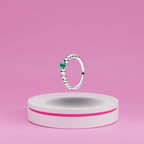 Anillo de Banda de Esferas con Piedra Verde Central en Plata de Ley 925 para Mujer