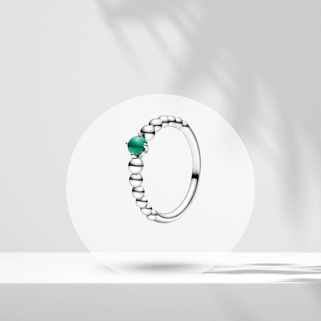 Anillo de Banda de Esferas con Piedra Verde Central en Plata de Ley 925 para Mujer