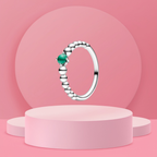 Anillo de Banda de Esferas con Piedra Verde Central en Plata de Ley 925 para Mujer